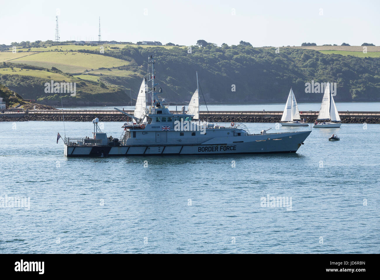Buscador de HMC, una fuerza fronteriza de aduanas británica cutter partiendo desde Plymouth Sound. Foto de stock