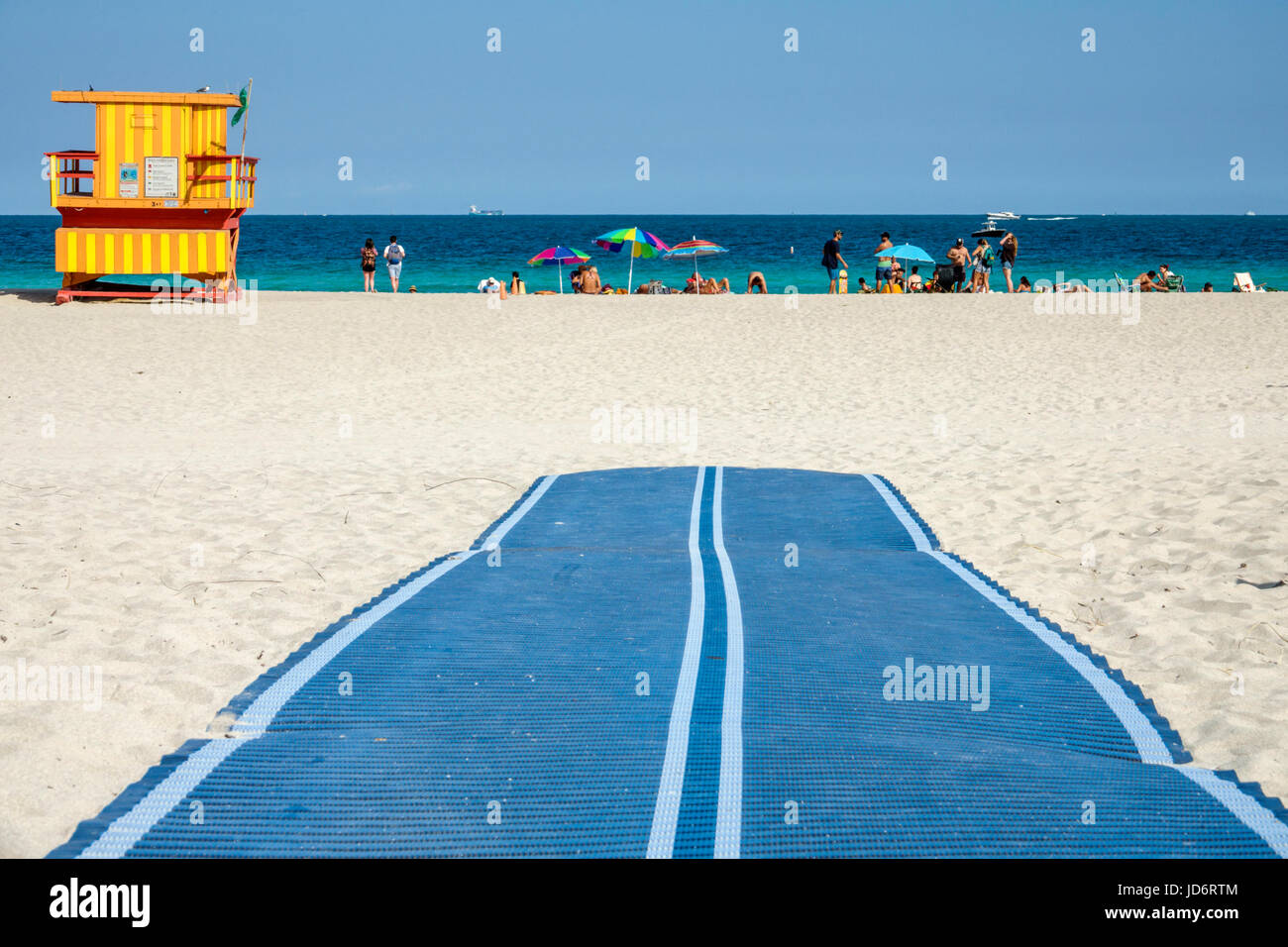Miami Beach Florida, Océano Atlántico, arena, alfombra de accesibilidad ADA, acceso para sillas de ruedas, hombre hombres, mujer mujeres, caminar, FL170331200 Foto de stock