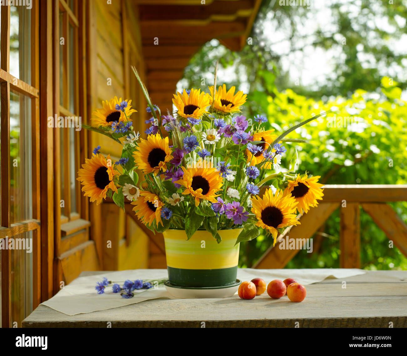 Bouquet de flores con girasoles. Foto de stock