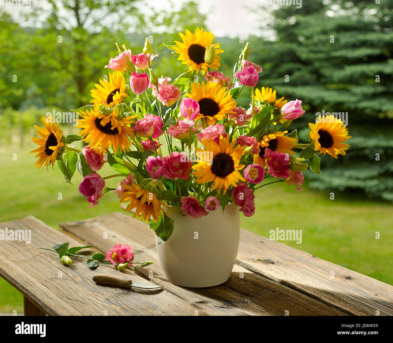 Bouquet de flores con girasoles y tulipanes Fotografía de stock - Alamy