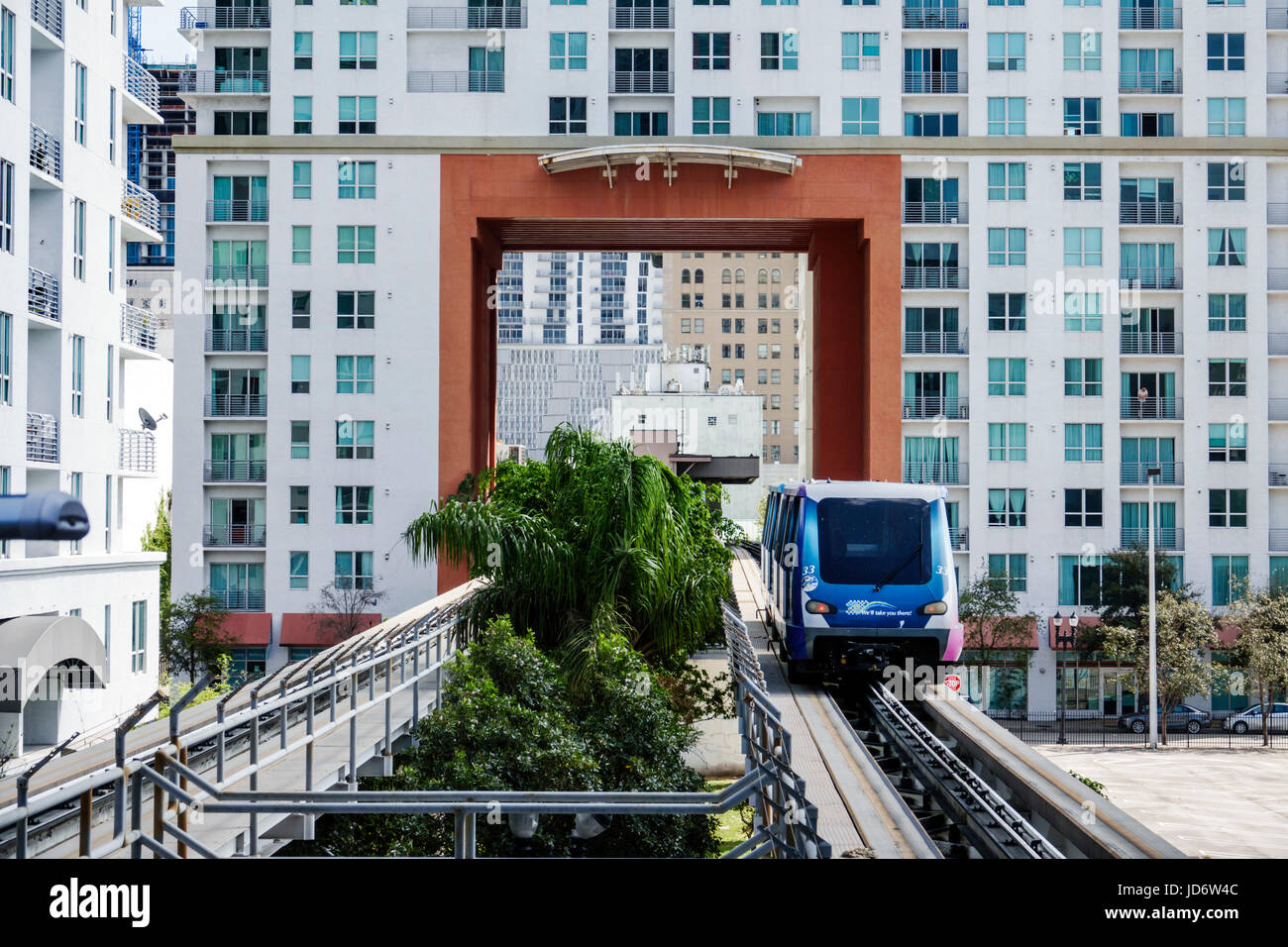 Miami Florida,centro,metromover,sistema automatizado de transporte de personas,tren,pista,edificio,túnel,FL170331216 Foto de stock