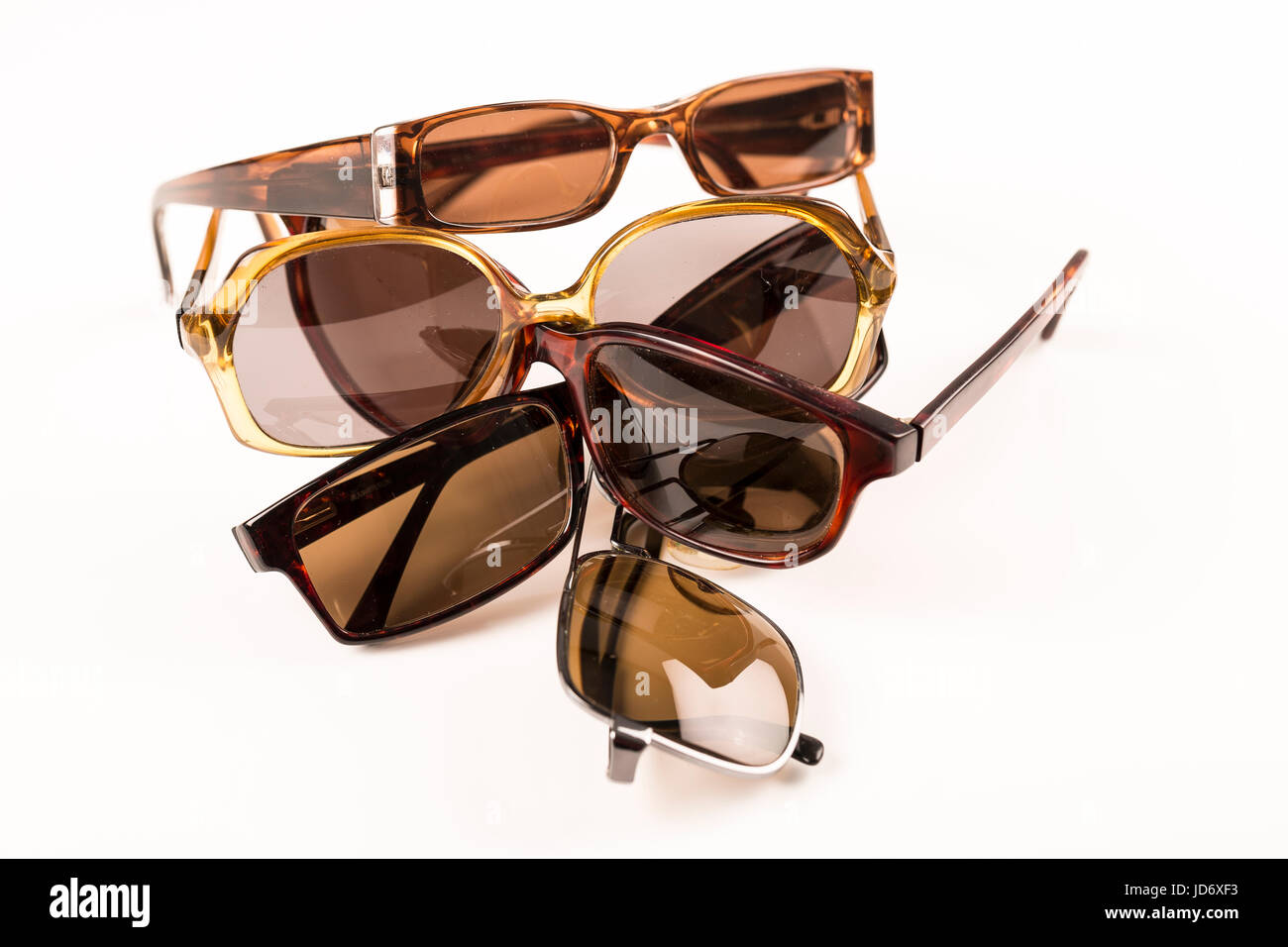 Clúster, montón de viejas gafas de sol con mesa, listo para reciclar  Fotografía de stock - Alamy