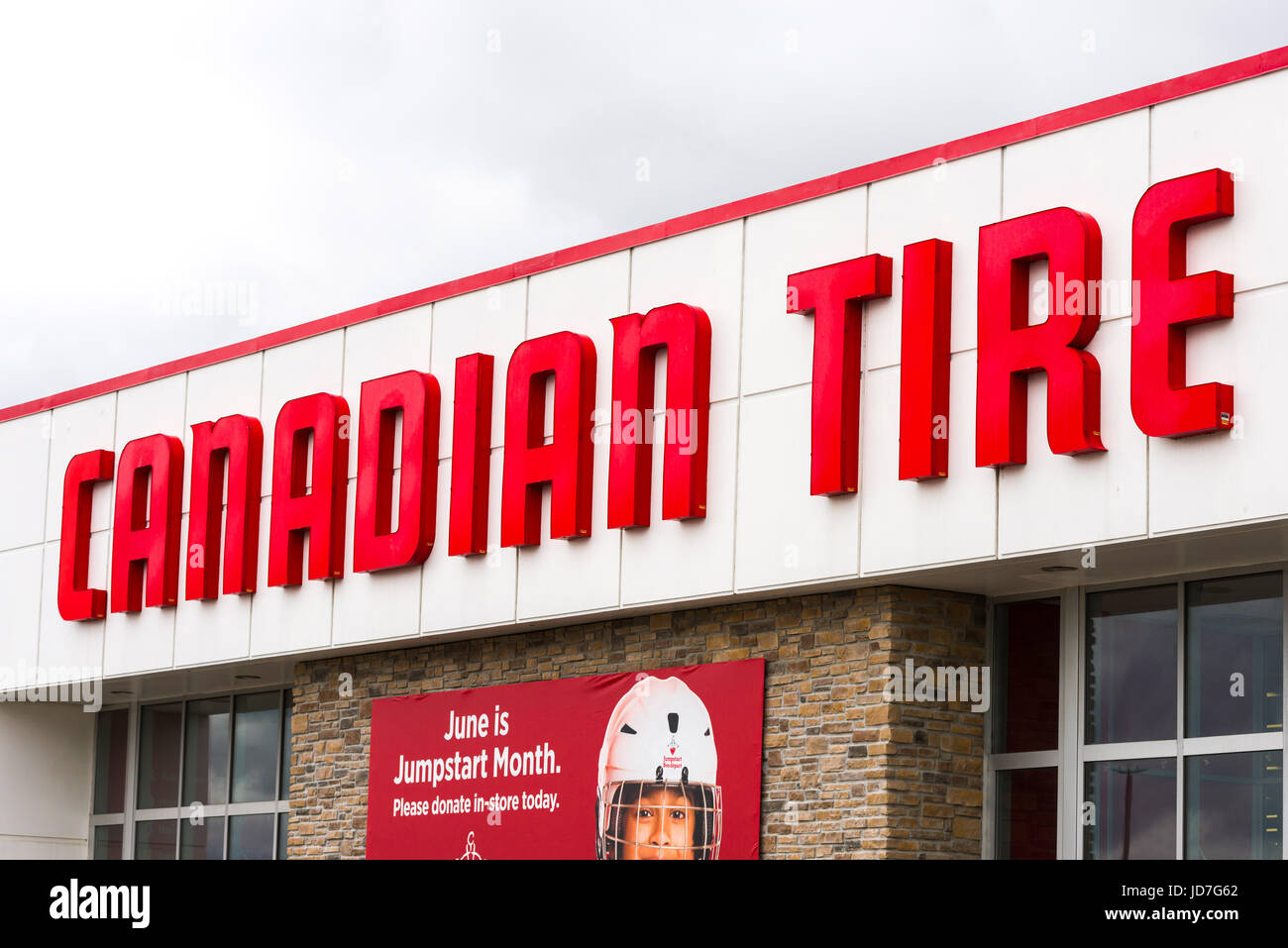 Logotipo de marca de neumático canadiense en la construcción exterior Foto de stock