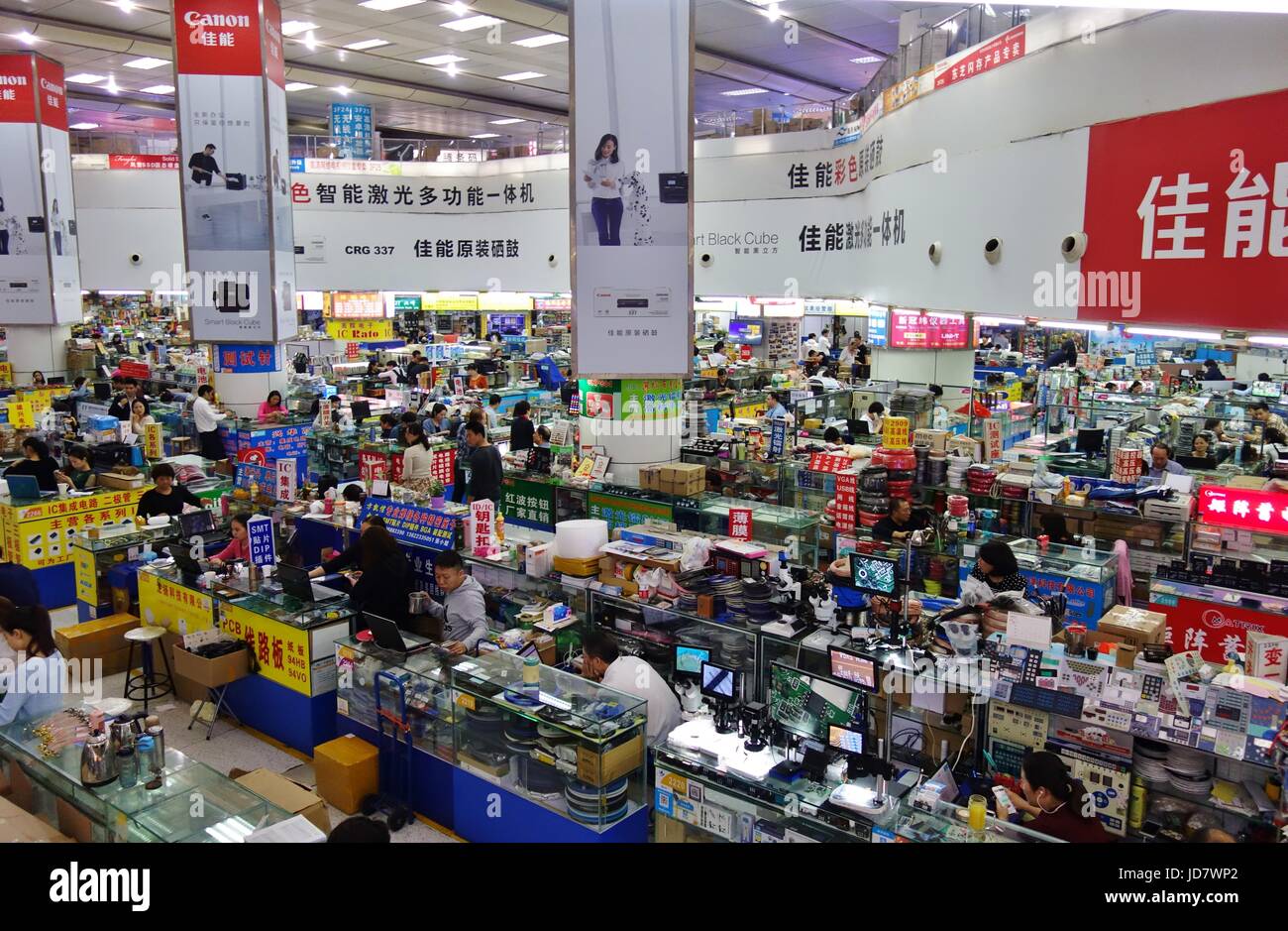 Vista de Huaqiangbei, el mercado de la electrónica más grande del mundo, ubicado en Shenzhen, República Popular de China Foto de stock