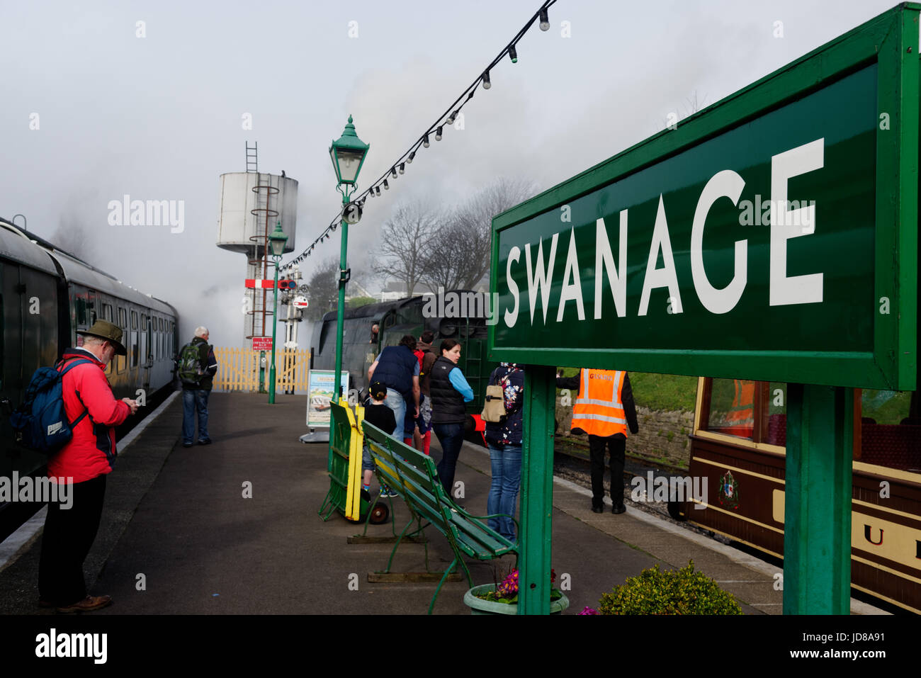 Las familias y los niños viendo los trenes de vapor en Swanage en Swanage Steam Railway. El tren es la batalla de Bretaña clase Manston 34070 Foto de stock