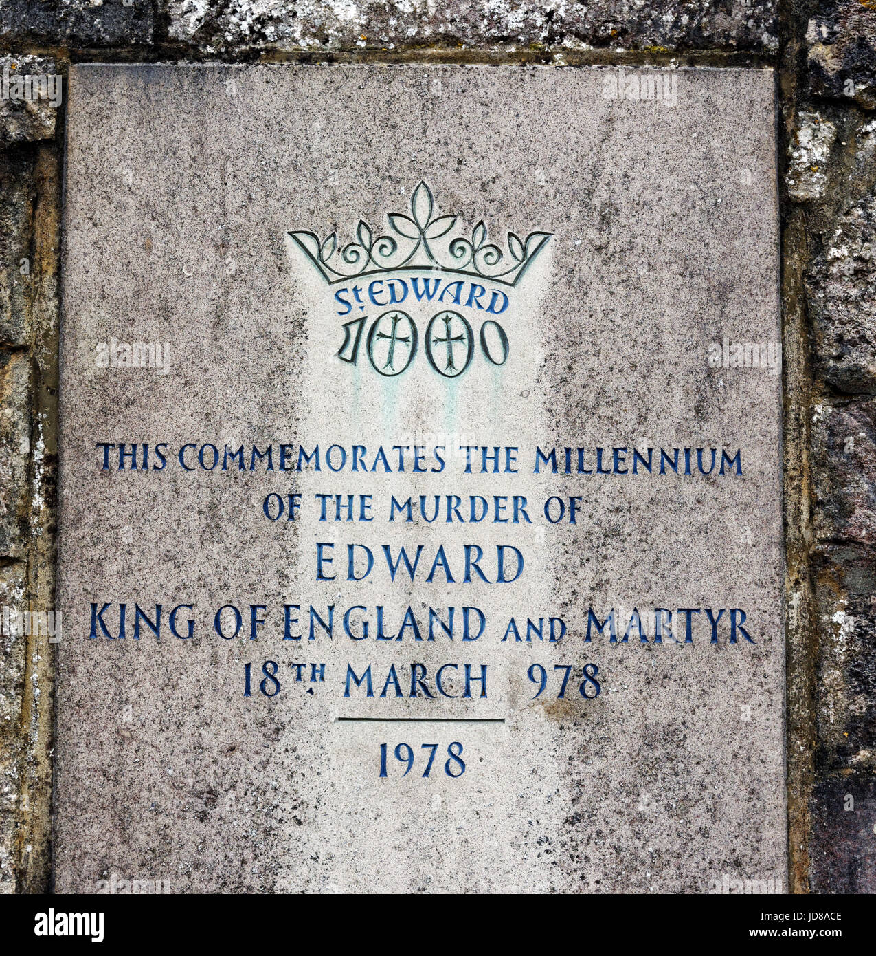 Una piedra en el castillo Corfe para conmemorar el milenio del asesinato del rey Eduardo el mártir de Inglaterra en 978 Foto de stock