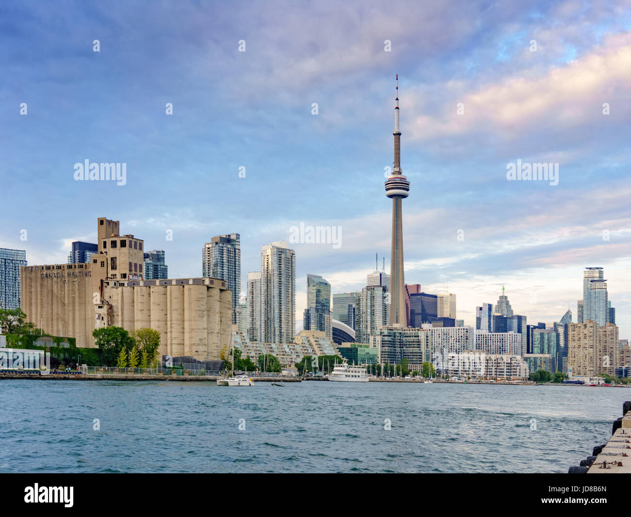 Escena urbana, paisaje urbano y emblemático en el día, Toronto, Ontario, Canadá. antena imagen desde Ontario Canada 2016 Foto de stock