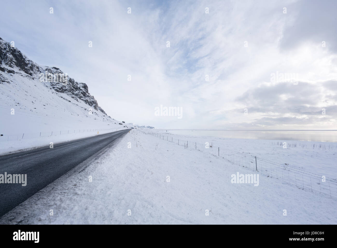 El paisaje cubierto de nieve y la carretera, disminuyendo la perspectiva por día, Islandia, Europa. Islandia naturaleza frío invierno 2017 Foto de stock