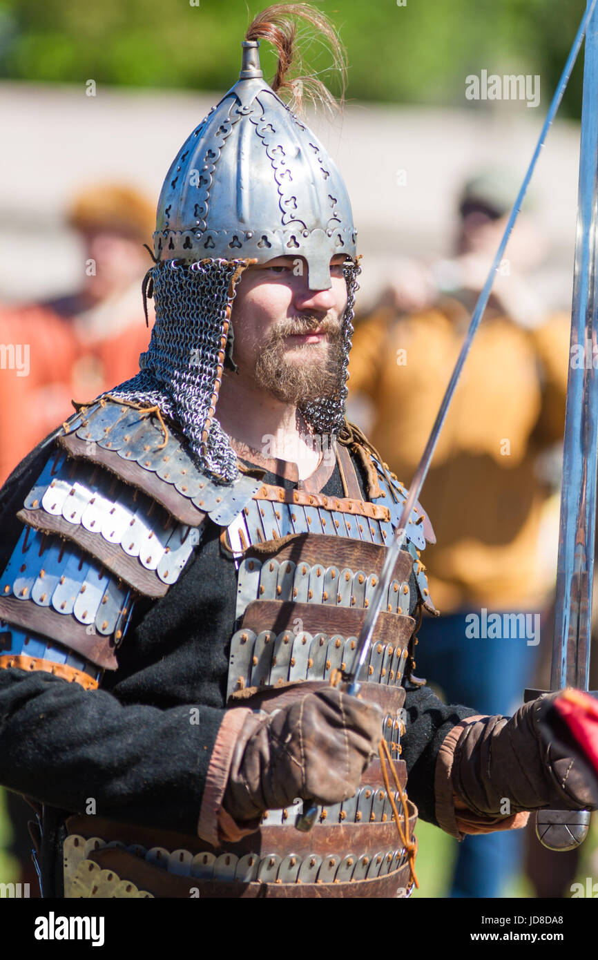 Espadachín en la armadura en el festival "Leyendas de los Vikingos  noruegos' en la ciudad de día Fotografía de stock - Alamy