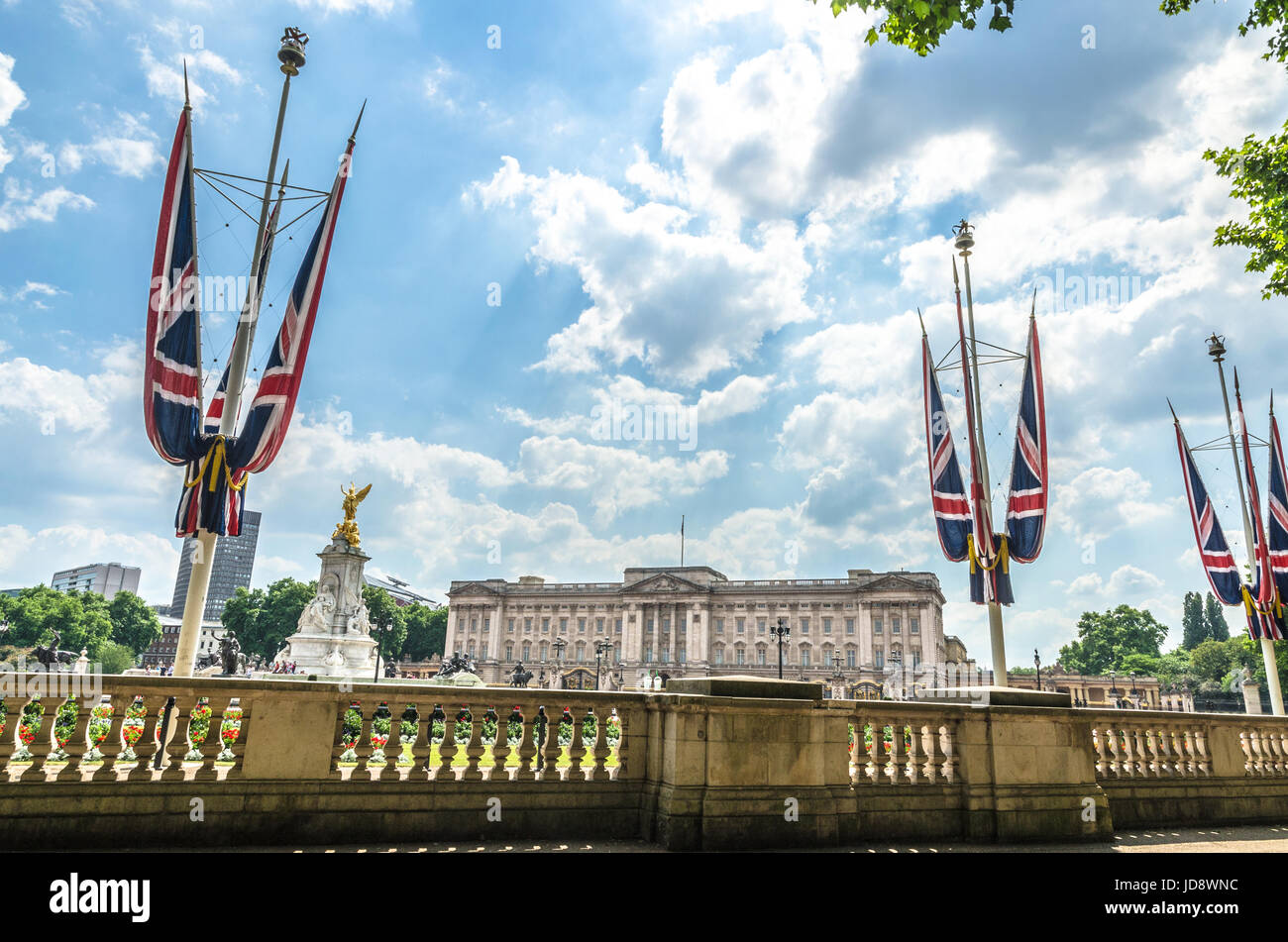 Unión Jacks al Palacio de Buckingham en Londres Foto de stock