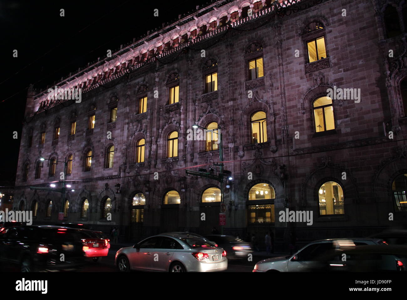 Edificio de oficinas de correos por la noche en la ciudad de México. Foto de stock