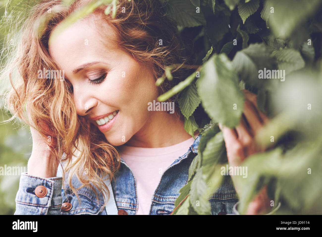 La belleza natural de la mujer entre las hojas Foto de stock