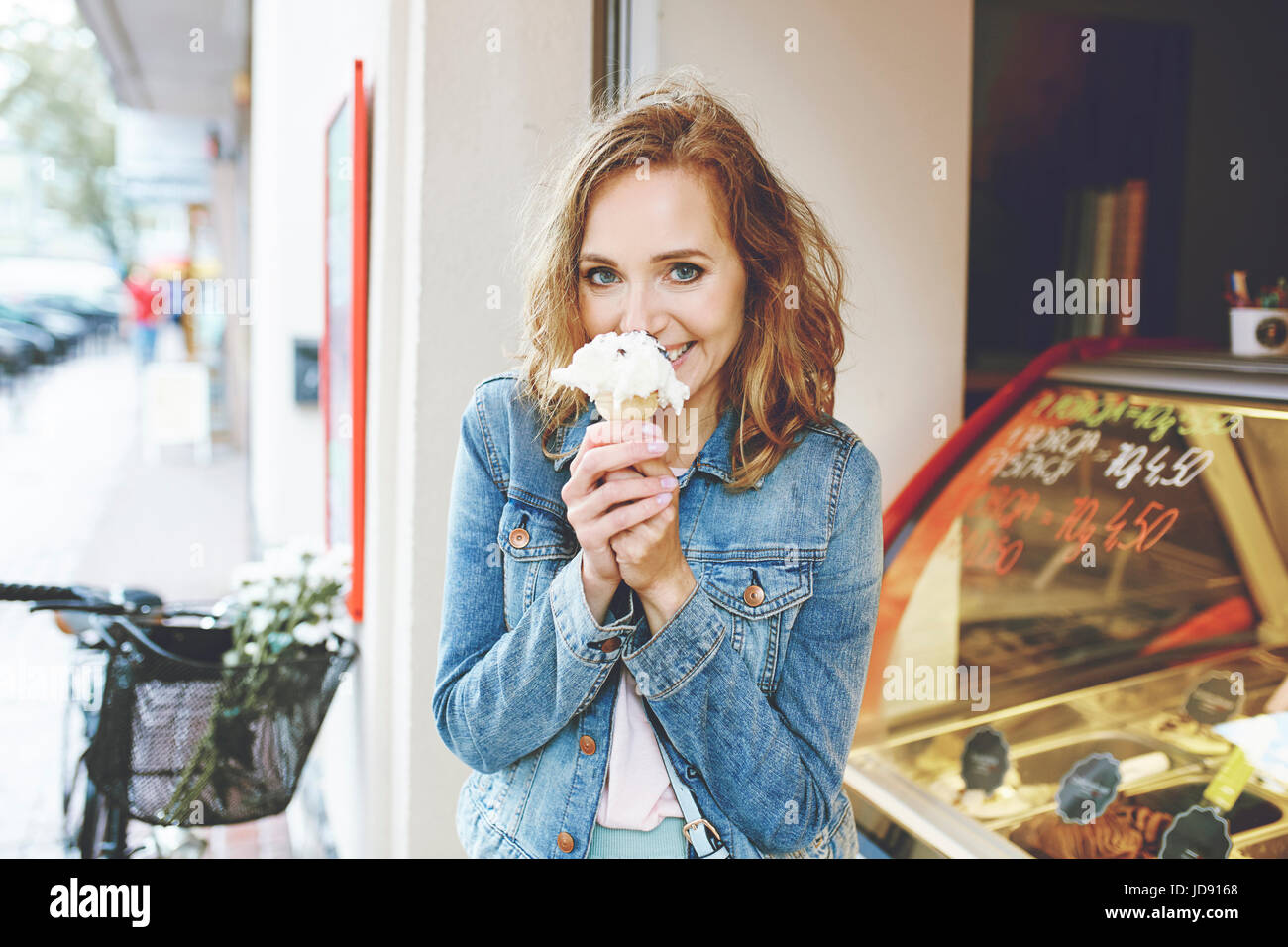 Retrato de mujer de verano con helado Foto de stock