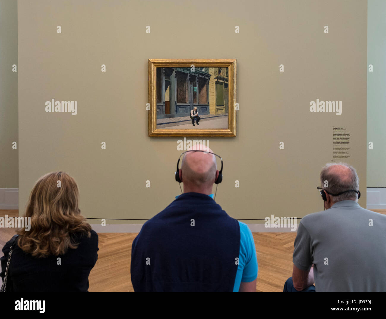 Los visitantes mirando la pintura domingo por Edward Hopper en exposición de arte americano , desde la tolva a Rothko en el Museo Barberini en Potsdam , Alemán Foto de stock