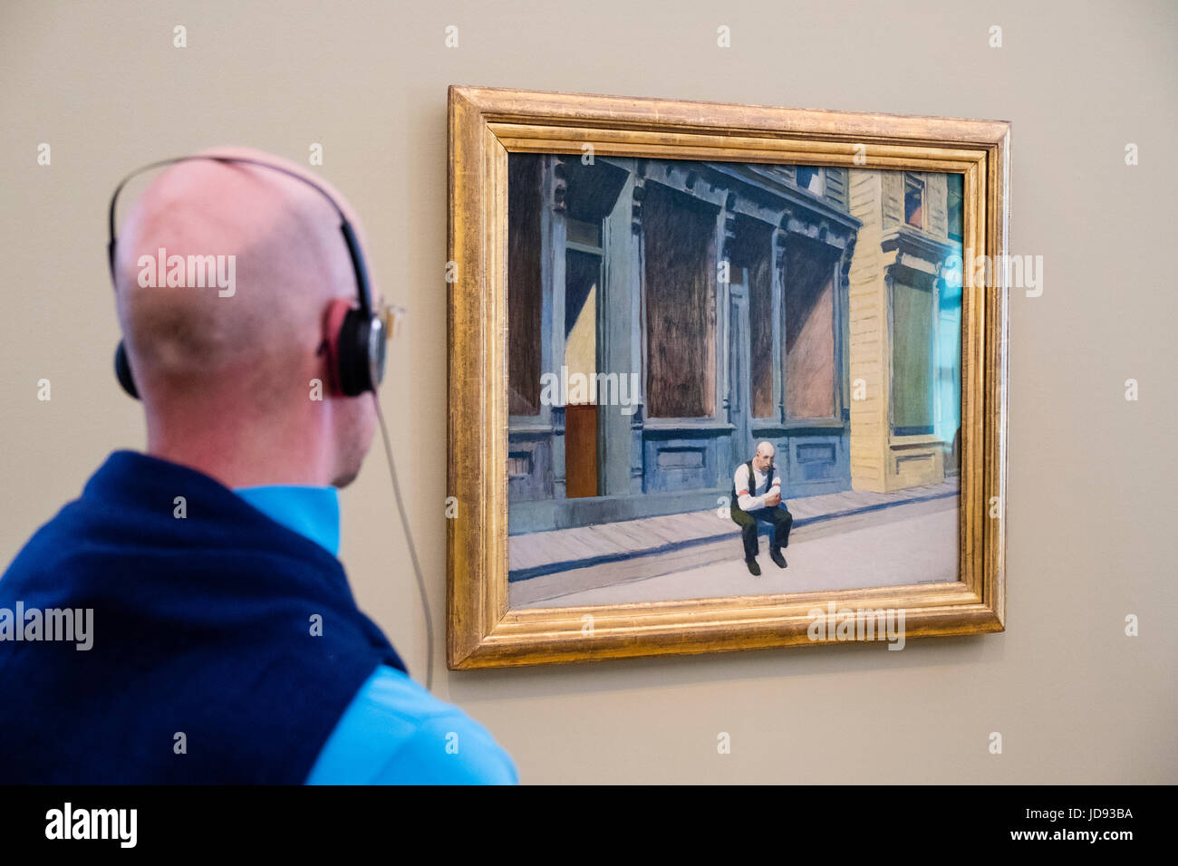 Hombre mirando la pintura domingo por Edward Hopper en exposición de arte americano , desde la tolva a Rothko en el Museo Barberini en Potsdam, Alemania Foto de stock