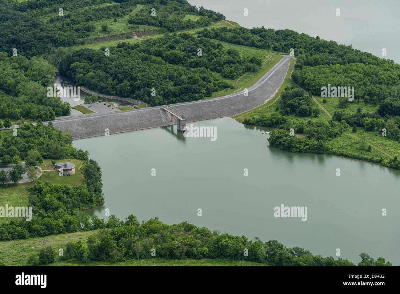 Vista aérea de la represa del lago Azul Marsh, Pennsylvania, EE.UU. Foto de stock