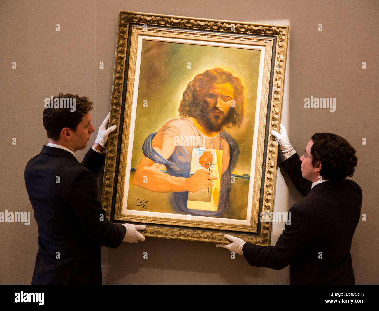 Londres, Reino Unido. 19 de junio de 2017. Salvador Dalí 1962 óleo Coeur-Sacre de Jesús lleva a la venta con una estimación de GBP 800,000-1,200,000. Bonhams presenta una vista previa de la Bonhams impresionista y venta de arte moderno que tendrá lugar el 22 de junio de 2017. Foto de stock