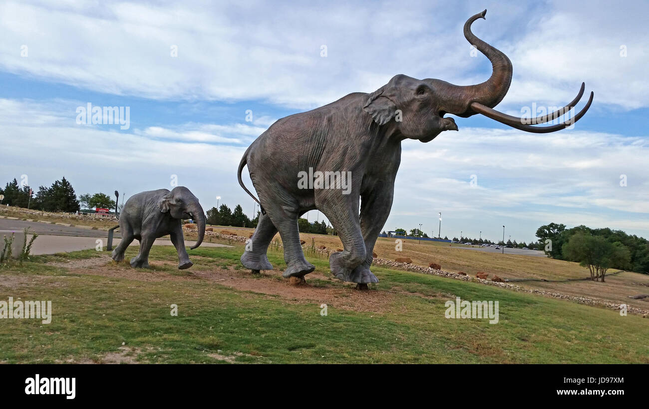 Un mamut de 6.000 libras de bronce y sus 1.200 libras de bebé en Lubbock Lago Hito Histórico Lake State Park Foto de stock
