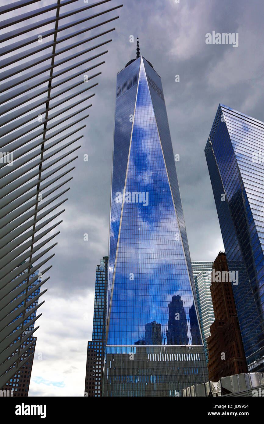 WTC1 rascacielos y reflejo del cielo azul, la ciudad de Nueva York, Nueva York, EE.UU. Foto de stock