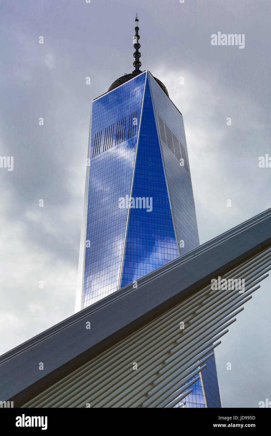 WTC1 rascacielos y reflejo del cielo azul, la ciudad de Nueva York, Nueva York, EE.UU. Foto de stock