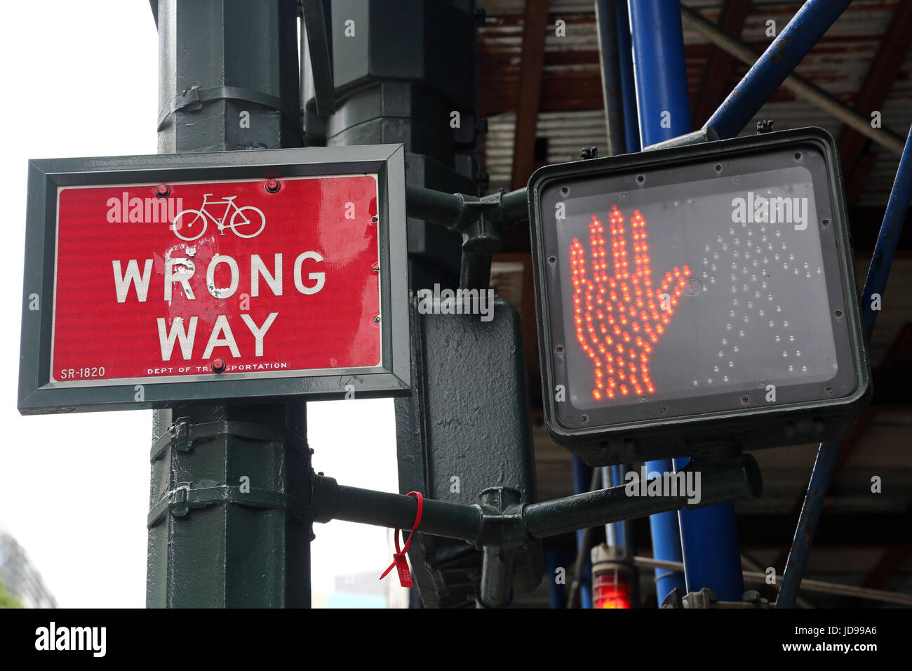 Rojo no camine calle signo y signo de forma equivocada, la ciudad de Nueva York, Nueva York, EE.UU. Foto de stock