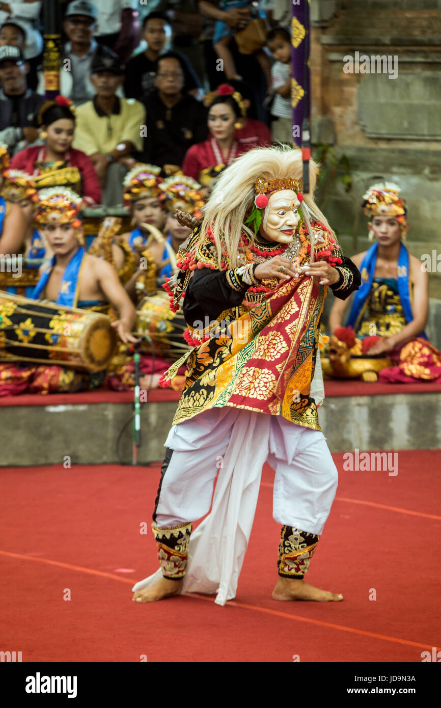 Tari Topeng Tua Es El Viejo Hombre Mascara De Danza Balinesa Tradicional Baile De Mascara De Bali Que Es Solo Uno De Los Muchos Diferentes Tipos De Espectaculos Culturales Fotografia De Stock Tari Topeng Tua Es El Viejo Hombre Mascara De Danza Balinesa Tradicional Baile De Mascara De Bali Que Es Solo Uno De Los Muchos Diferentes Tipos De Espectaculos Culturales Fotografia De Stock