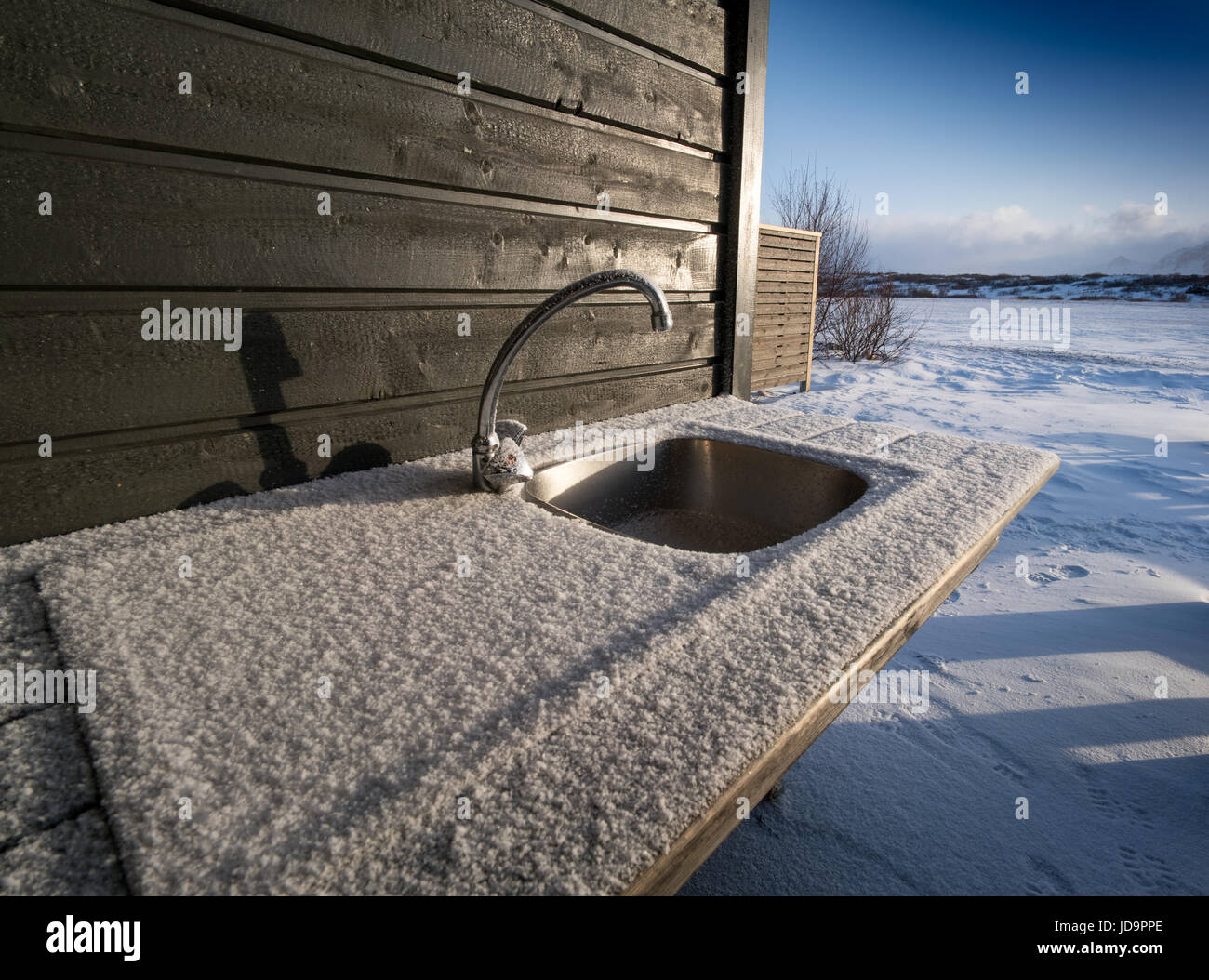 Sumidero cubierto de nieve por la pared exterior de la cabaña, Islandia, Europa. Islandia naturaleza frío invierno 2017 Foto de stock