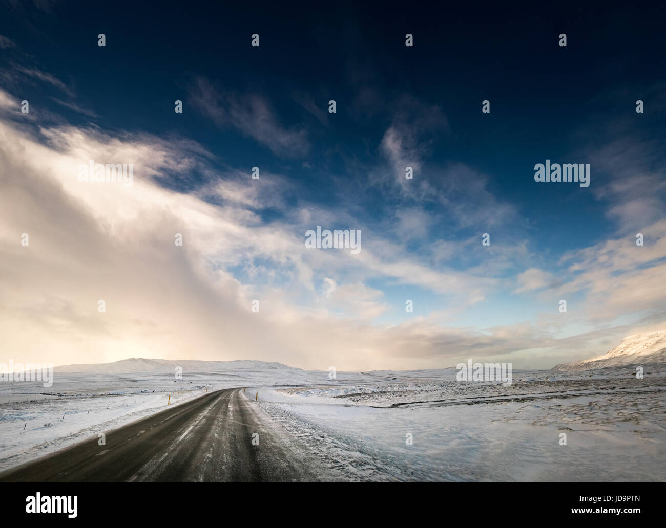 El paisaje cubierto de nieve y carreteras curvas, disminuyendo la perspectiva, Islandia, Europa. Islandia naturaleza frío invierno 2017 Foto de stock