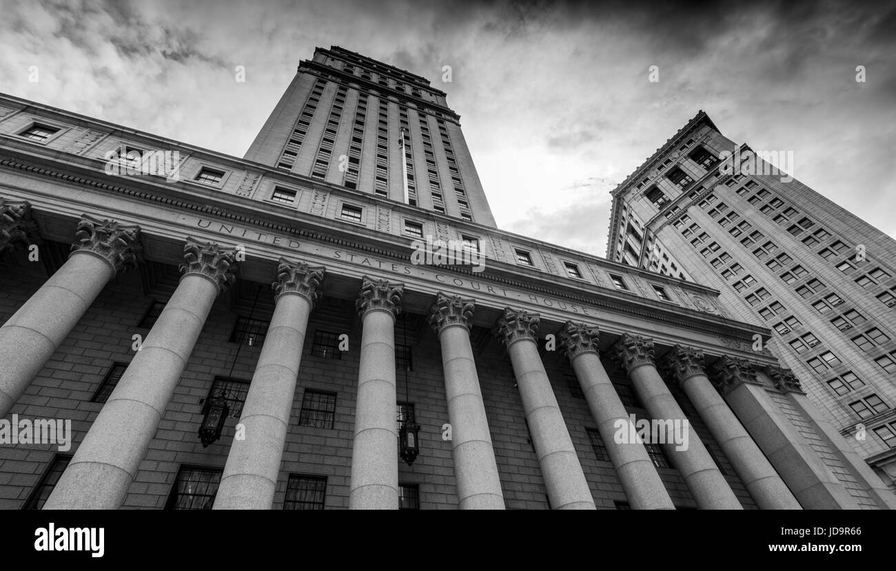 Vista de ángulo bajo el exterior del edificio con columnas, la ciudad de Nueva York, EE.UU.. Ciudad urbana 2016 Estados Unidos de América Foto de stock