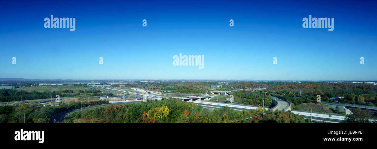 La infraestructura del transporte por carretera, los árboles, el horizonte y el cielo azul, vista elevada. Washington EE.UU. capital 2016 Otoño Foto de stock