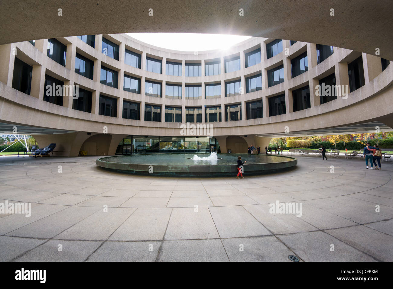 Patio y fuentes de agua del edificio de gobierno, Washington DC, EE.UU. Washington EE.UU. capital 2016 Otoño Foto de stock