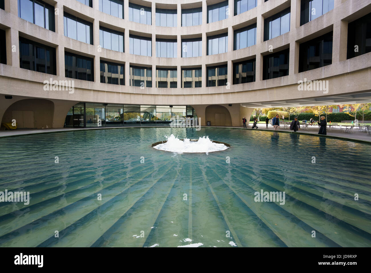 Característica del agua a gran escala del edificio del gobierno, Washington DC, EE.UU. Washington EE.UU. capital 2016 Otoño Foto de stock