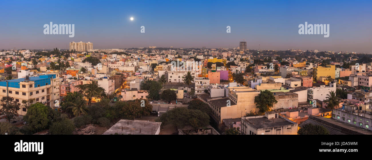 Panorama en el horizonte de la ciudad de Bangalore zona residente en la noche, en Bangalore, India Foto de stock