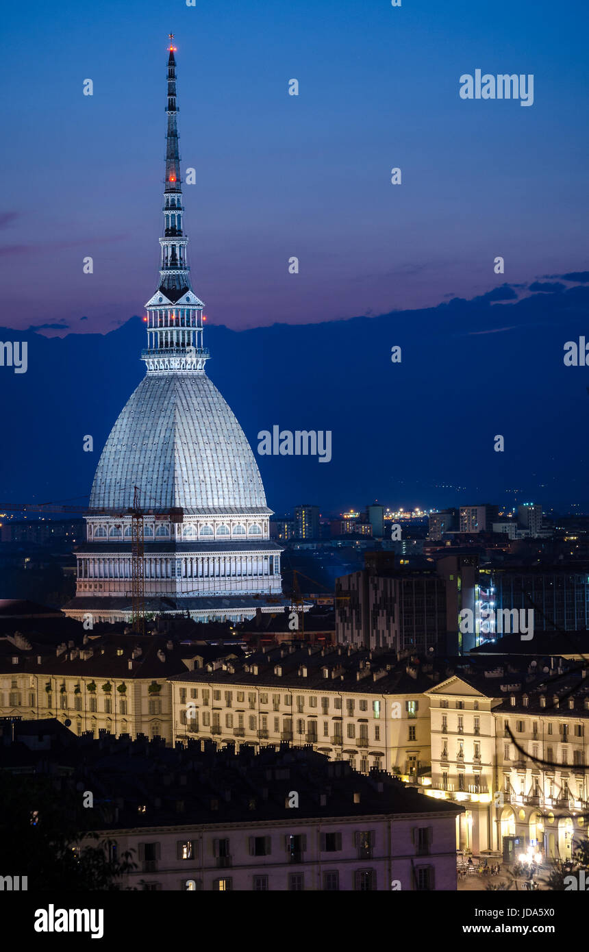 Turín vista escénica con Mole Antonelliana Foto de stock
