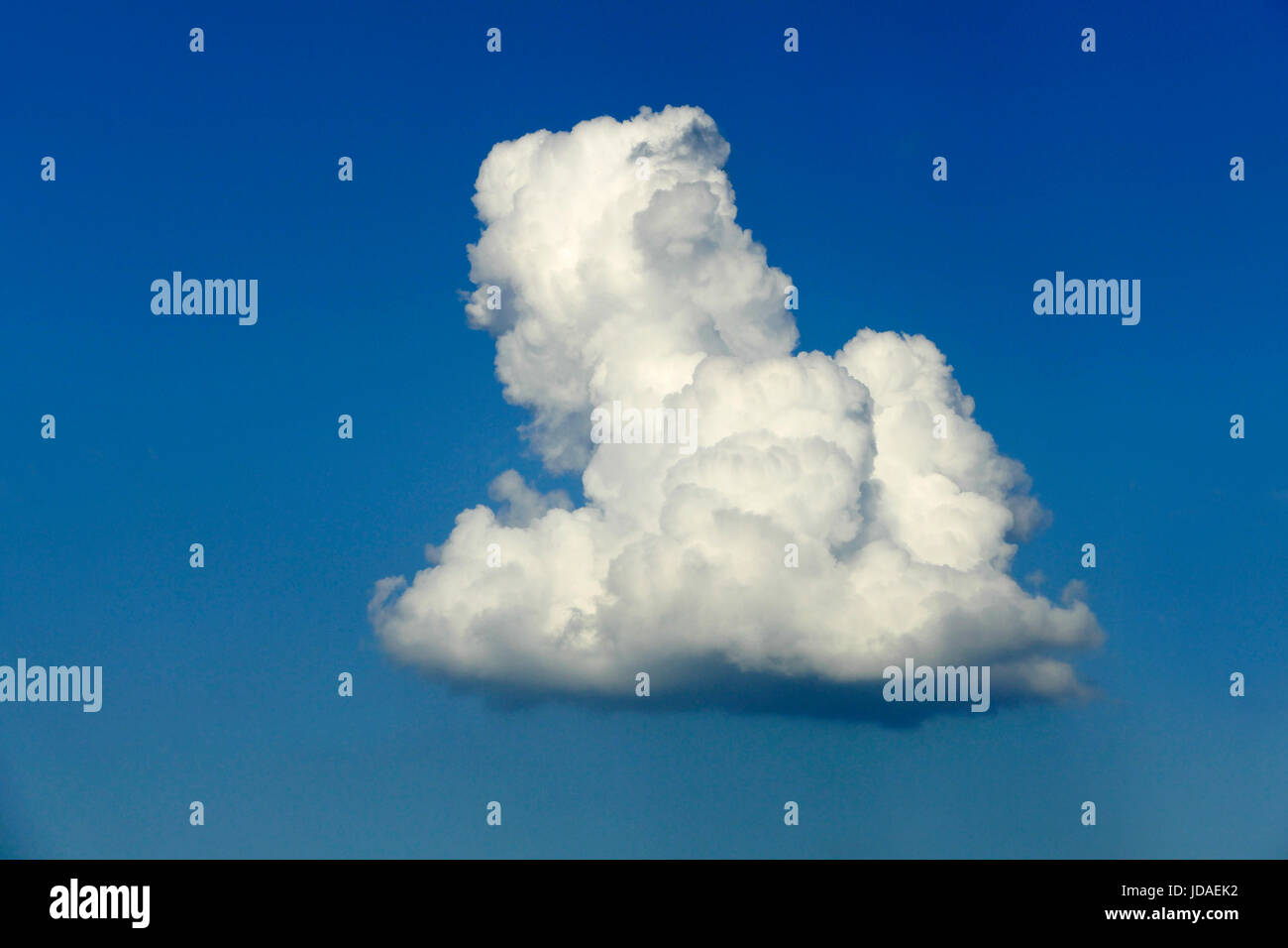 Nube Blanca (Cumulus) en el cielo azul en junio (oeste de Francia). Foto de stock