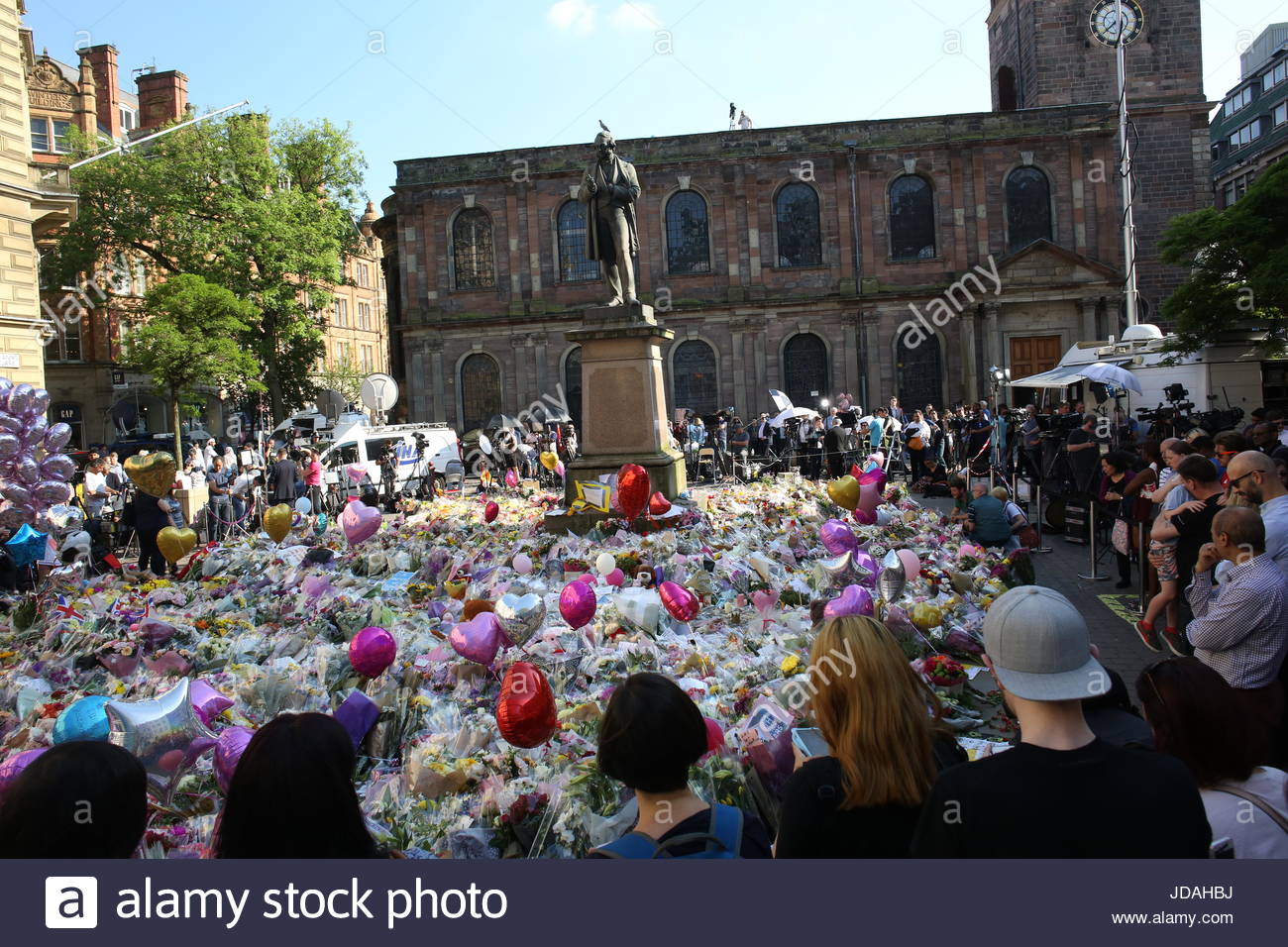 Una ofrenda floral a las víctimas del bombardeo de Manchester, vistos por personas vienen a rendir homenaje a los 22 muertos. Foto de stock