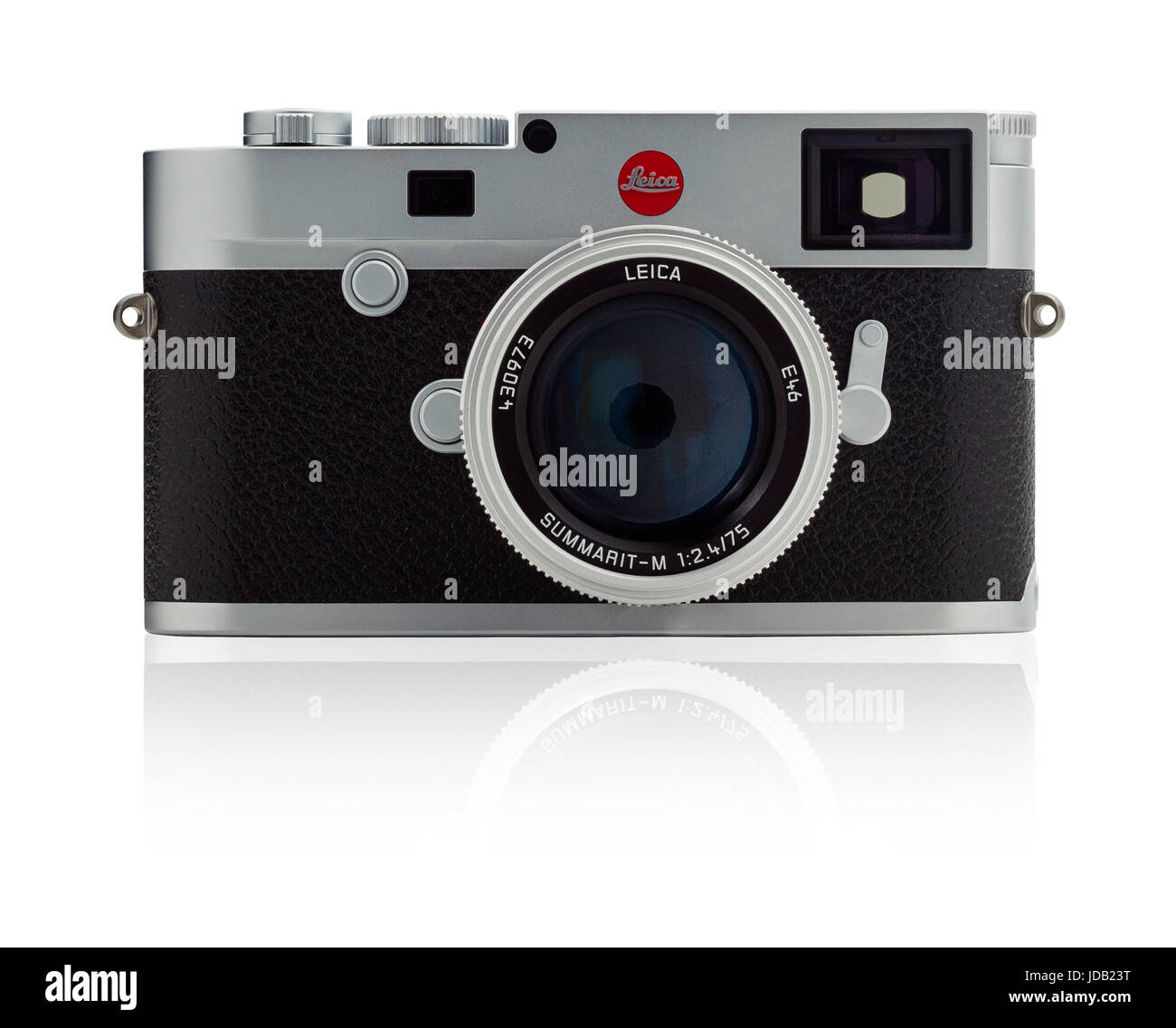 Leica M10 Cámara con lente de 75mm F2.4 Summarit sobre un fondo blanco. Foto de stock
