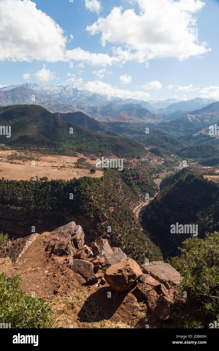Una profunda quebrada atraviesa el árido paisaje de las montañas del Atlas en Marruecos Foto de stock