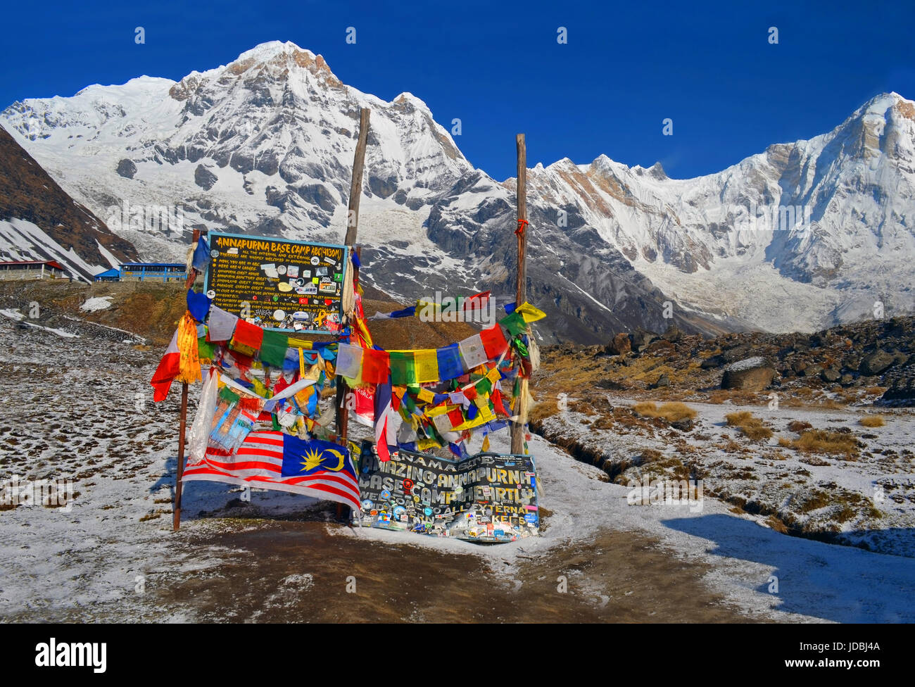 Paisaje de las montañas de nieve en el Himalaya. Annapurna Sur, pico Annapurna Base Camp junta. Foto de stock