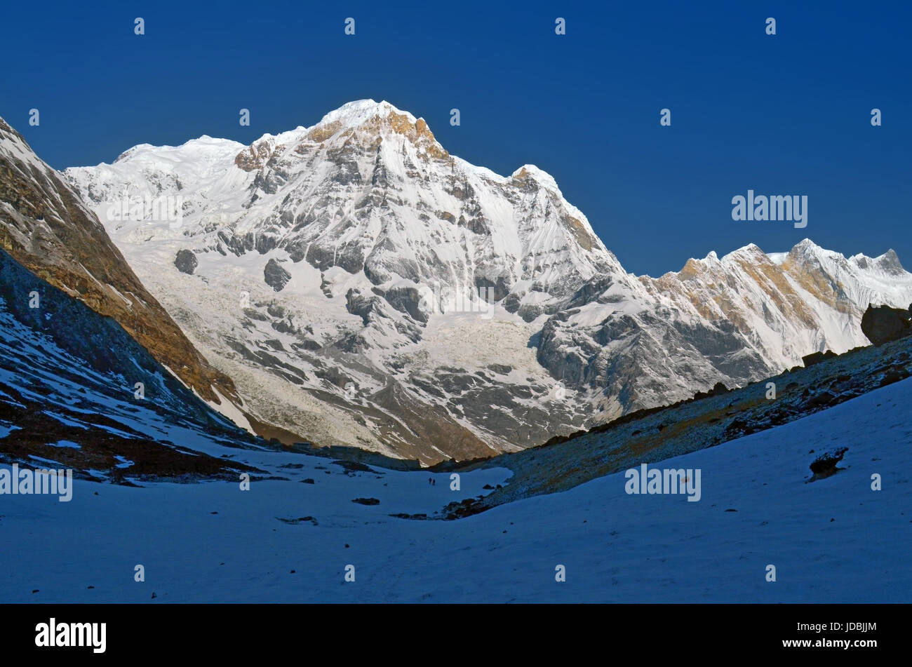 Paisaje de las montañas nevadas en el Himalaya. Annapurna Sur, pico Annapurna Base Camp vía. Foto de stock
