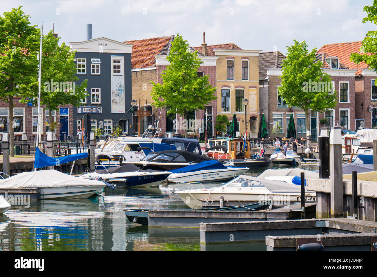 Las personas y los barcos en el puerto deportivo de la ciudad vieja de Oud-Beijerland, Hoeksche Waard, Holanda Meridional, Países Bajos Foto de stock