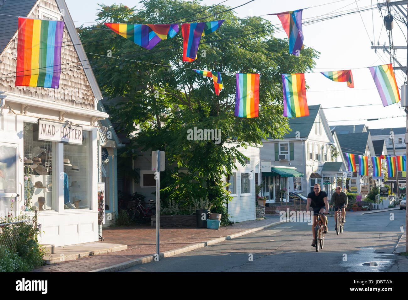 La calle comercial de tiendas, y los restaurantes en Provincetown, Massachusetts, EE.UU. Foto de stock
