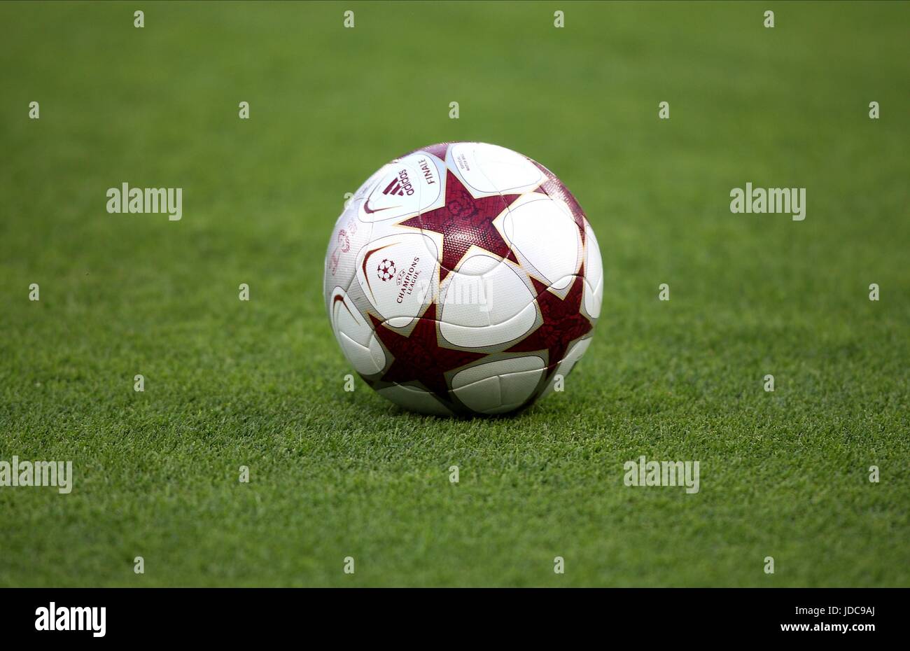 Uefa champions league final ball fotografías e imágenes de alta resolución  - Alamy