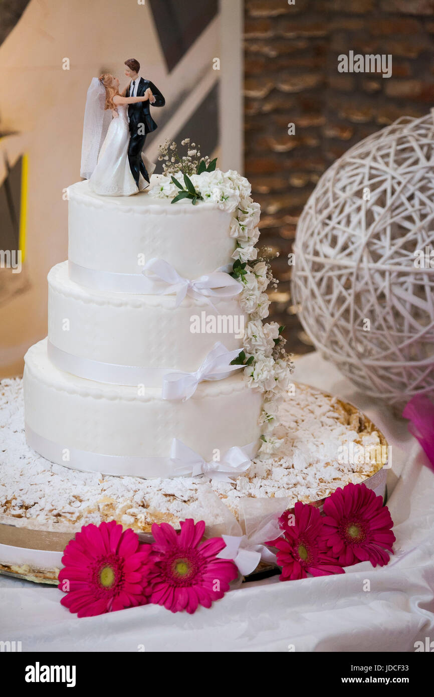Adorno de torta para boda Fotografía de stock - Alamy