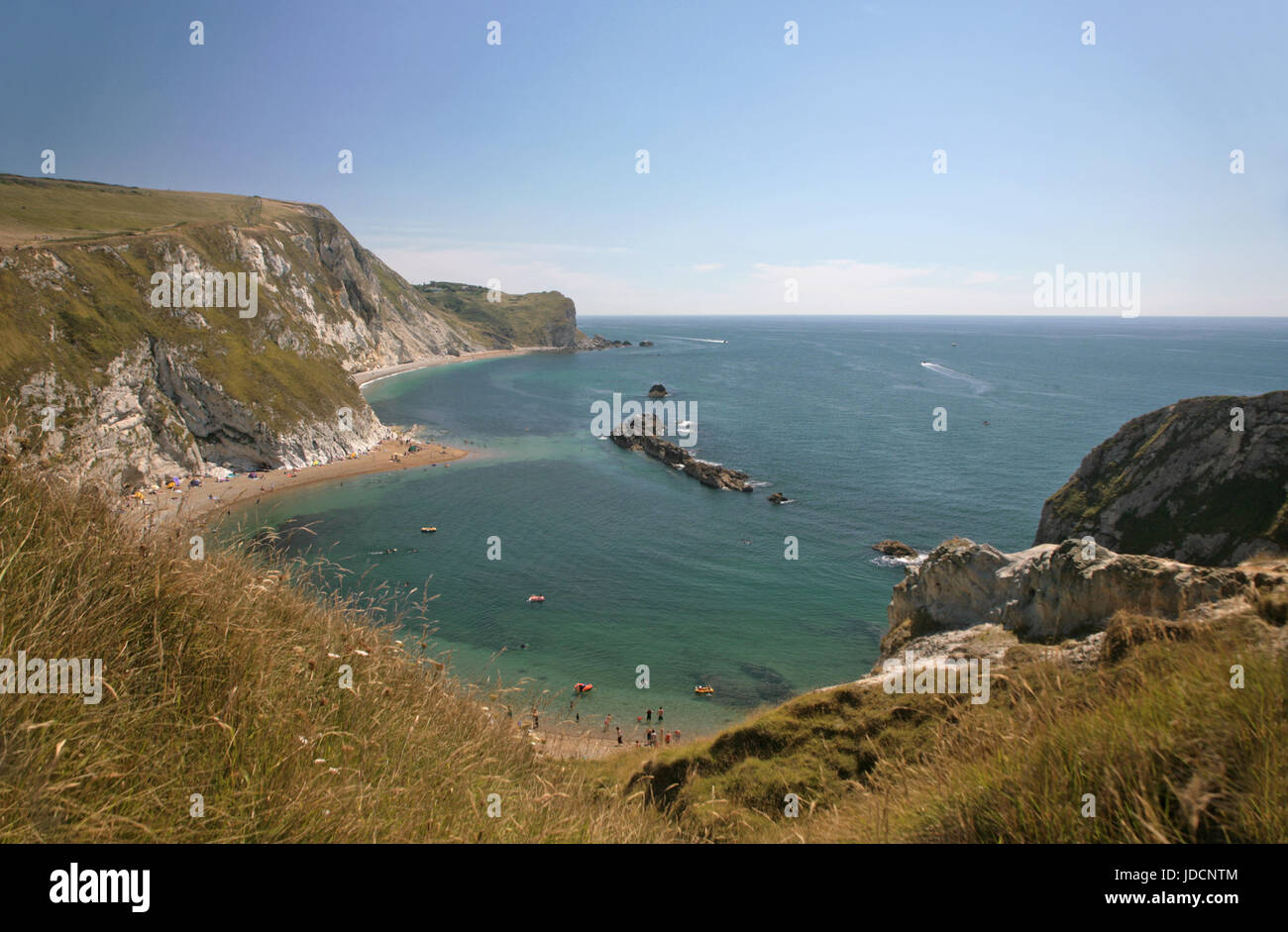 Man o' War Bay, cerca de la puerta de Durdle, y la vista hacia el este a lo largo de la Costa Jurásica, en Dorset, Reino Unido Foto de stock