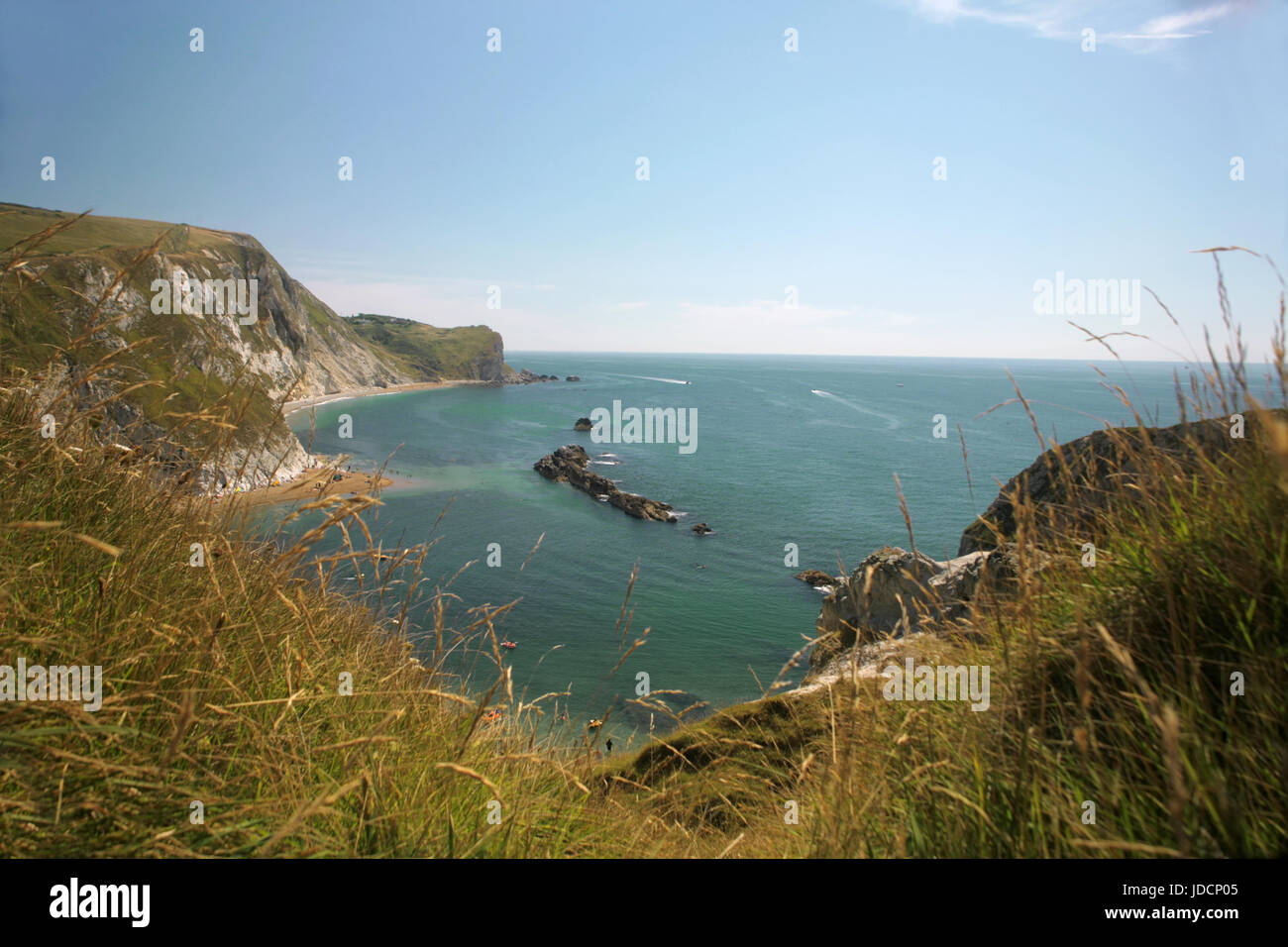 Man o' War Bay, cerca de la puerta de Durdle, y la vista hacia el este a lo largo de la Costa Jurásica, en Dorset, Reino Unido Foto de stock
