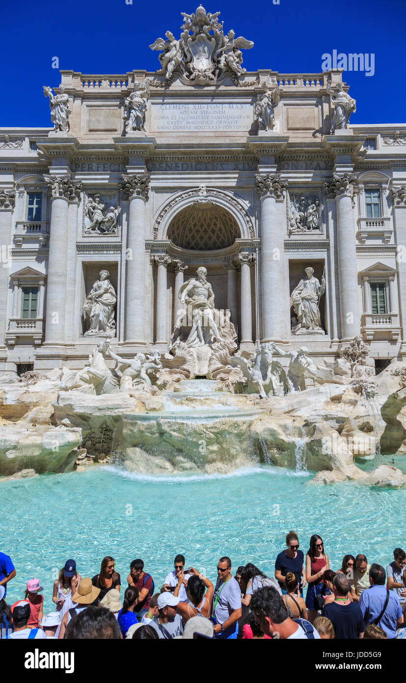 La Fontana de Trevi, la Fontana di Trevi, es un ,de Trevi, en el ,en distrito de Trevi, Roma, Italia, diseñado por el arquitecto italiano Nicola Salvi, y compl Foto de stock