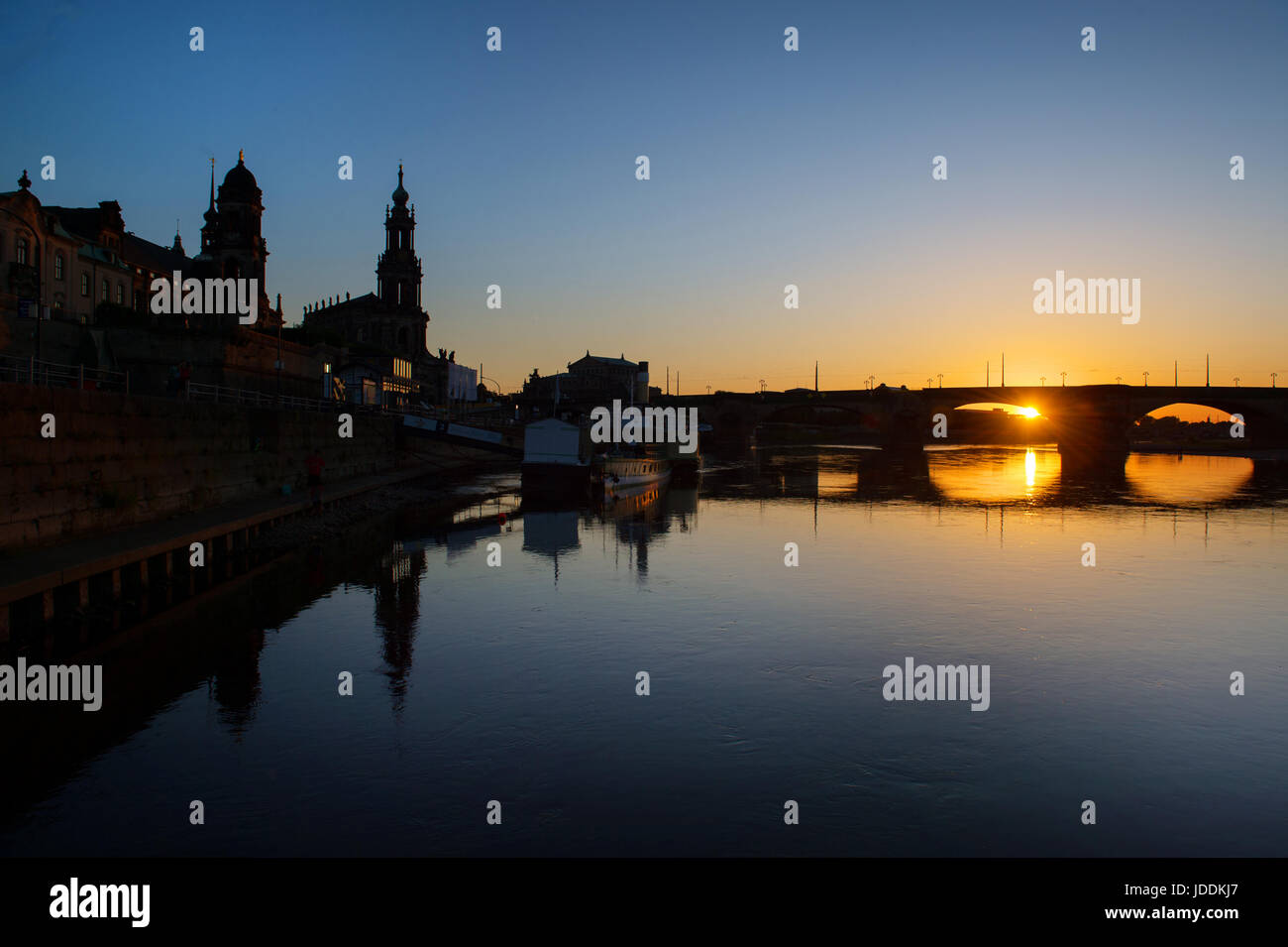 Dresden, Alemania. 19 de junio de 2017. Vista de la puesta de sol detrás del puente de agosto en Dresden, Alemania, 19 de junio de 2017. Foto: Arno Burgi/dpa-Zentralbild/dpa/Alamy Live News Foto de stock
