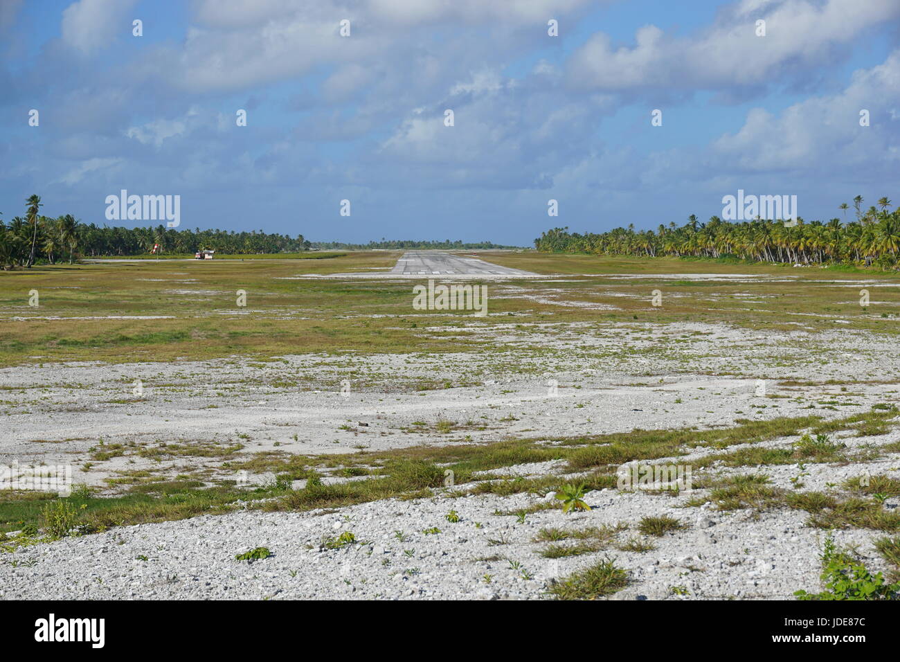 El campo de aterrizaje de aviones en Tikehau atoll rodeada por plantaciones de árboles de coco, Tuamotus archipiélago, Polinesia Francesa, Pacífico Sur Foto de stock
