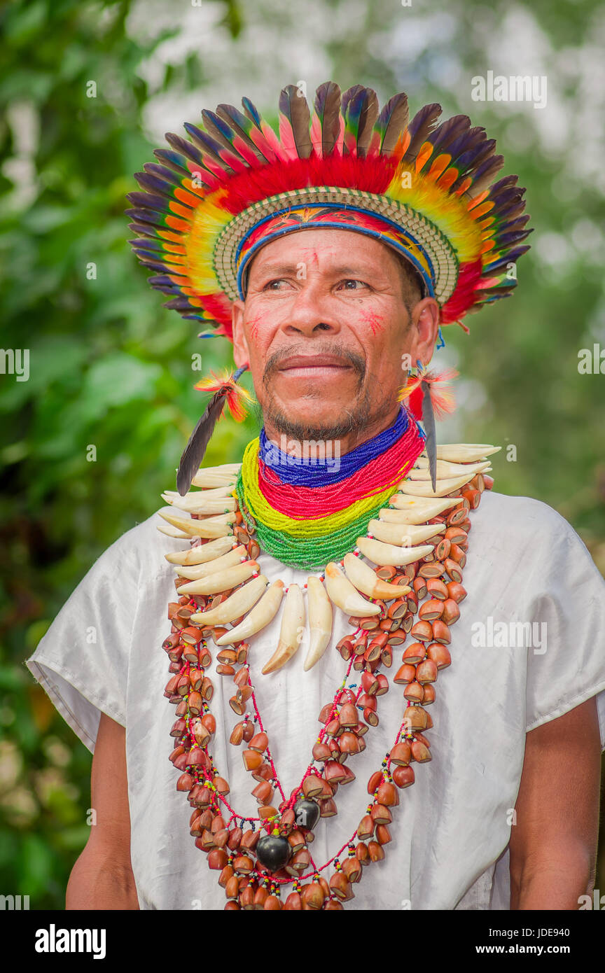 LAGO Agrio, Ecuador - Noviembre 17, 2016: Cerca de un chamán Siona en traje  tradicional con un sombrero de plumas en un pueblo indígena en el Cuyabeno  W Fotografía de stock - Alamy
